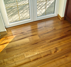 podłoga drewniana lakierowana